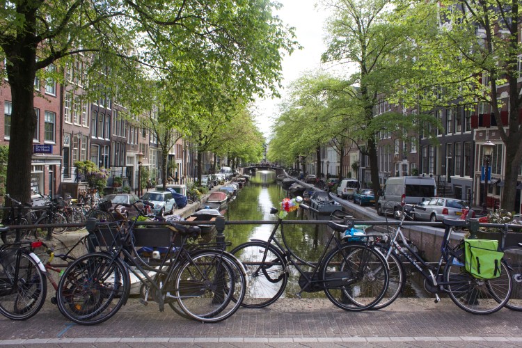 Les canaux et les vélos.