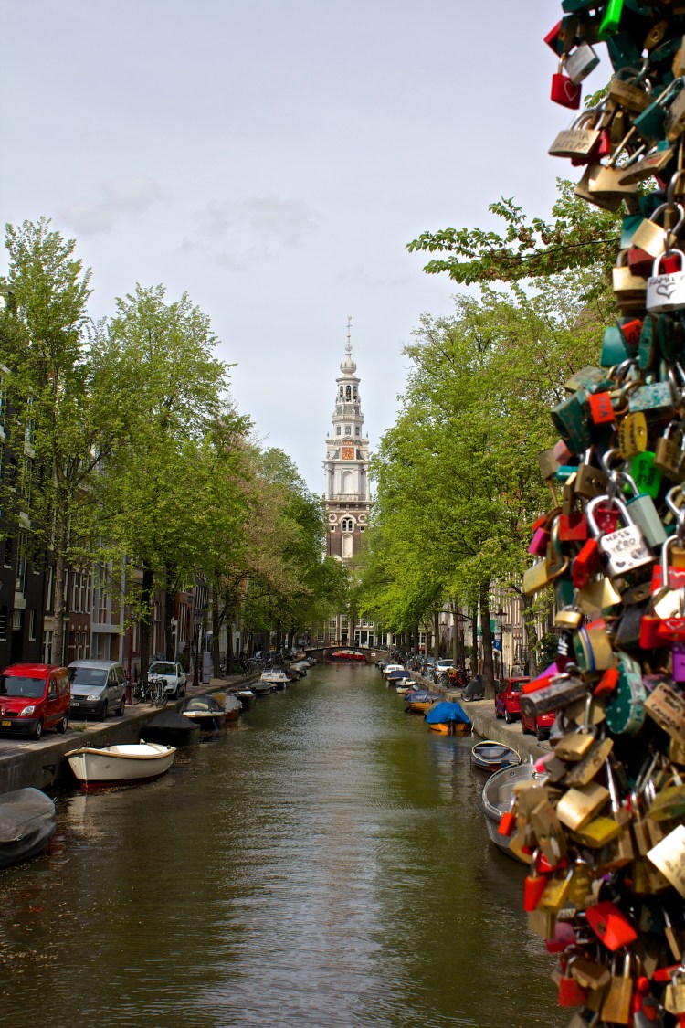 Le pont des Arts amstellodamois dans le quartier rouge