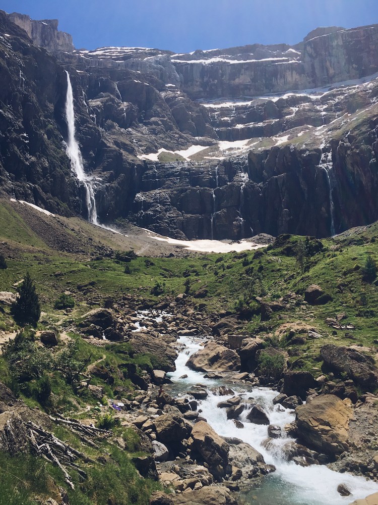 Au pied de la cascade de Gavarnie