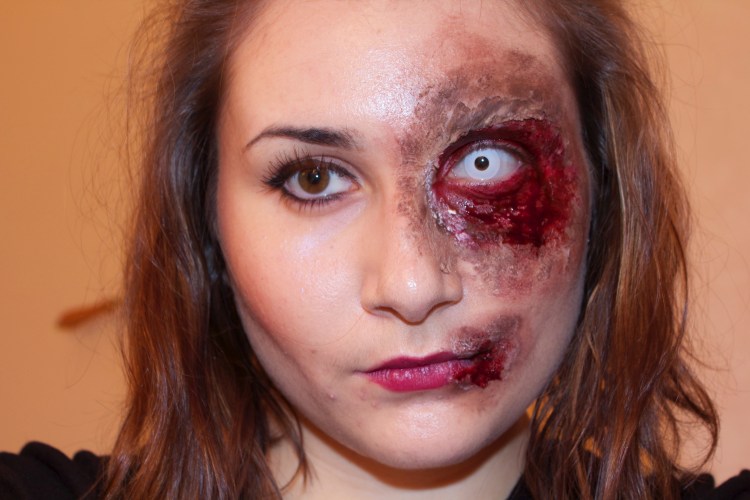 Maquillage halloween oeil brulé rainbow&amp;runlight