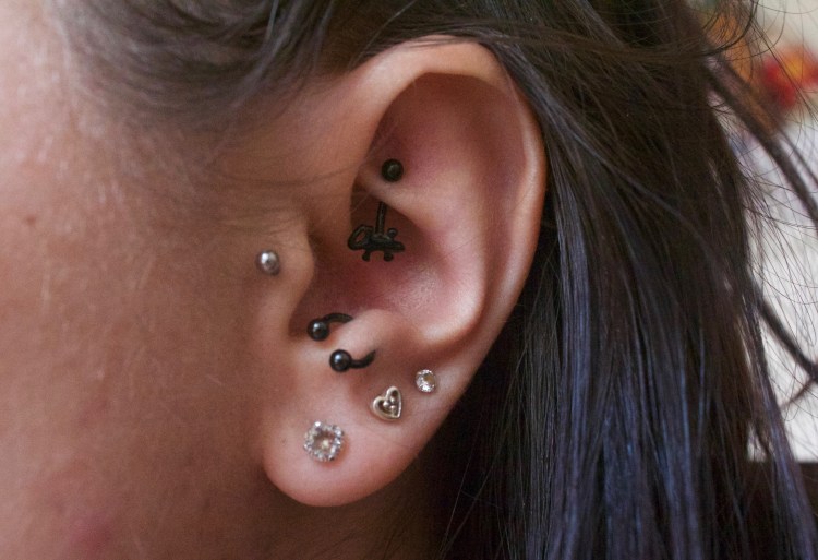 Piercing oreille : tragus, Rook, anti-tragus et lobes rainbow et runlight