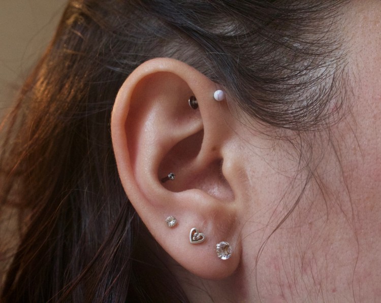 Piercing oreille : lobes, Conch et anti-hélix rainbow et runlight