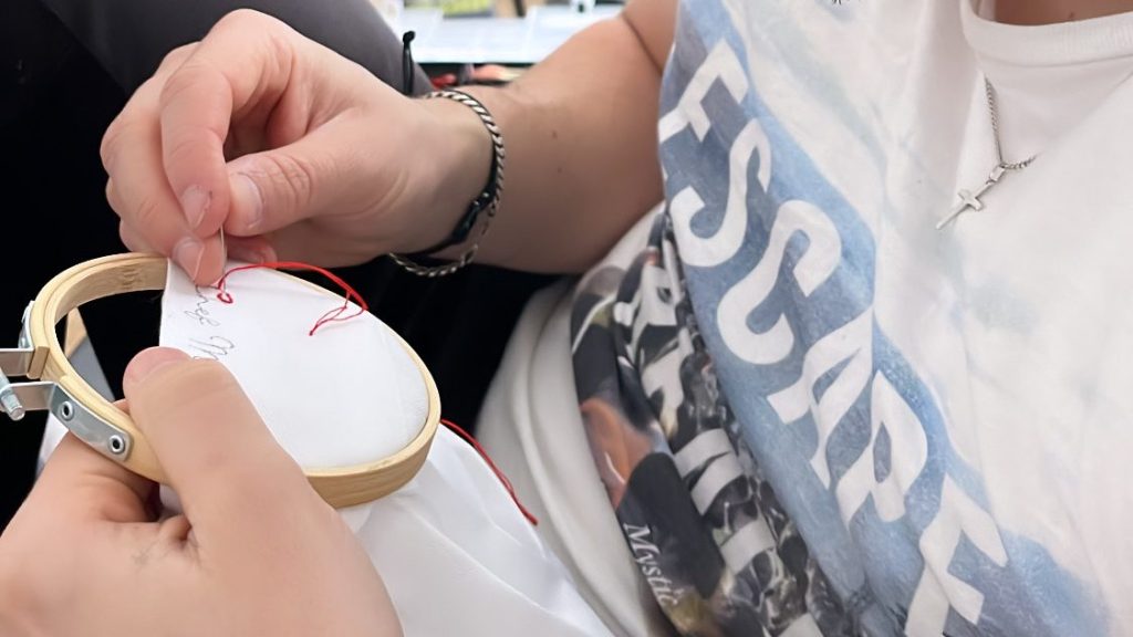 Un homme en train de broder pour la première fois.