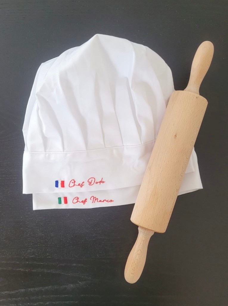 Résultat final : deux belles toques brodées et personnalisées.