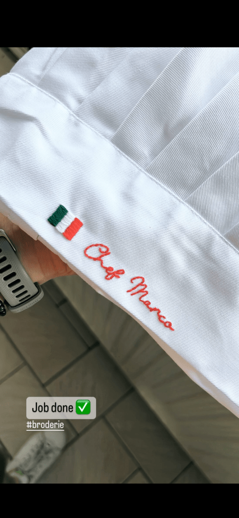 Une toque de cuisinier brodée au nom de Chef Marco et d'un drapeau italien.